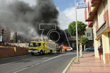 Arde un coche en la calle Poeta Pablo Neruda de Los Llanos de Telde/Eugenio Artiles y TA.